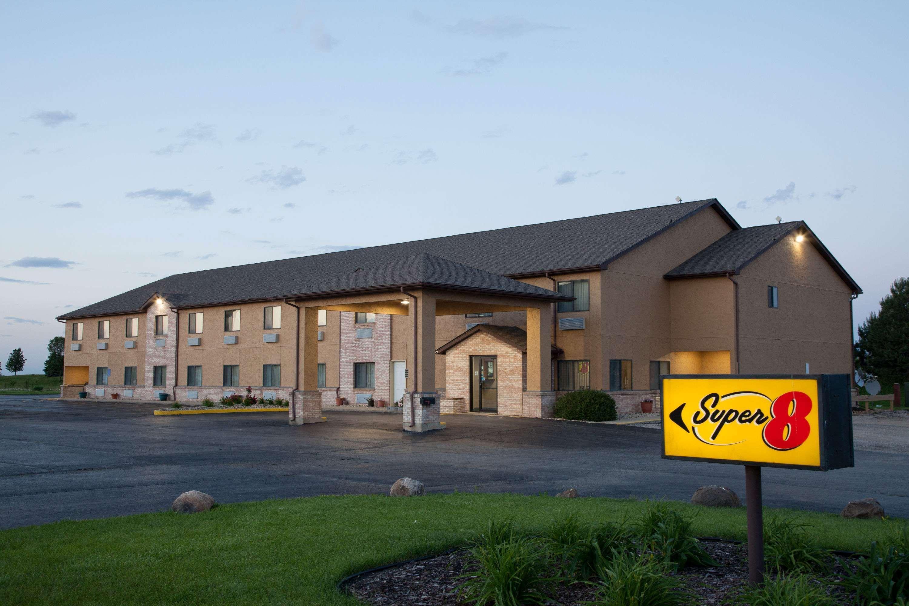 Super 8 By Wyndham Dwight Hotel Exterior photo