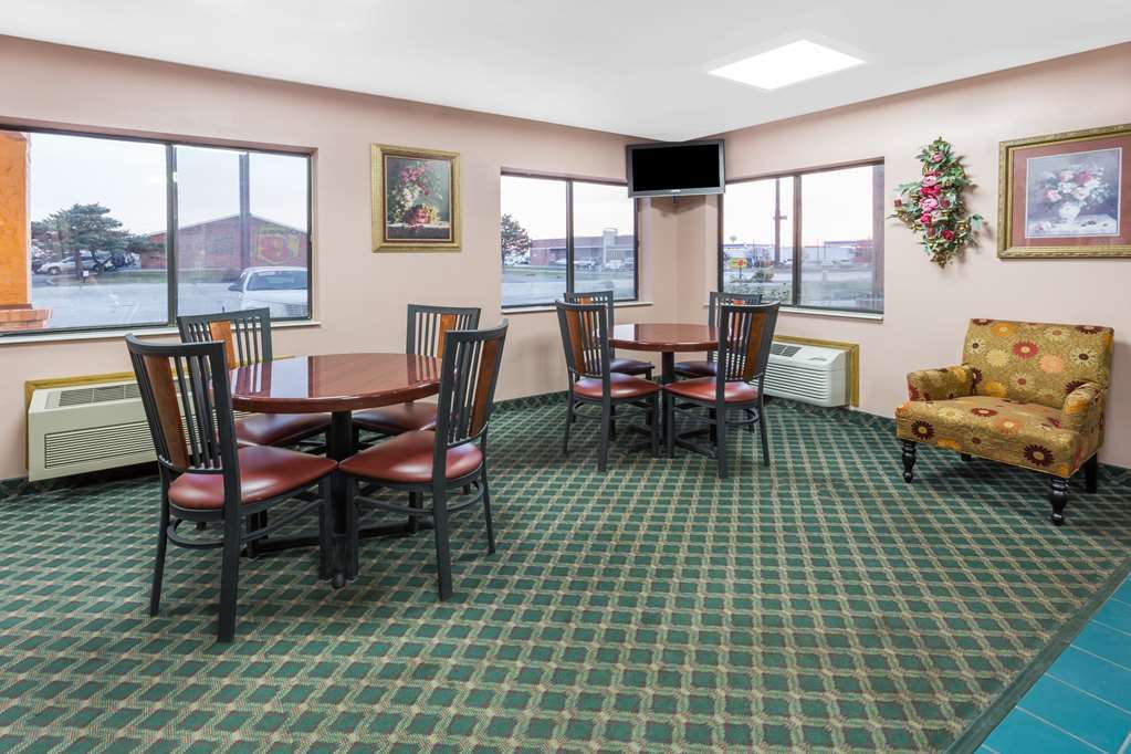 Super 8 By Wyndham Dwight Hotel Interior photo