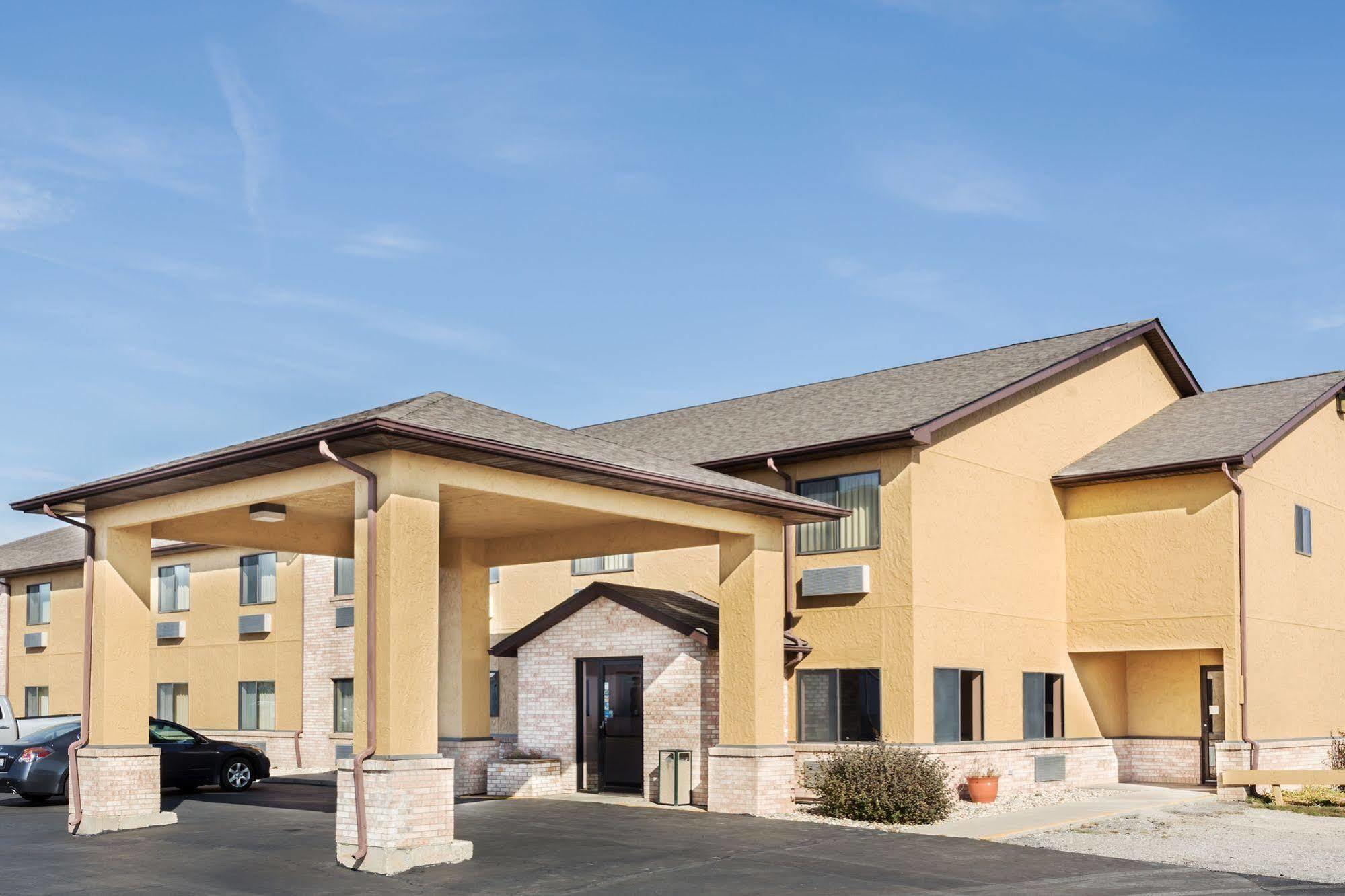 Super 8 By Wyndham Dwight Hotel Exterior photo